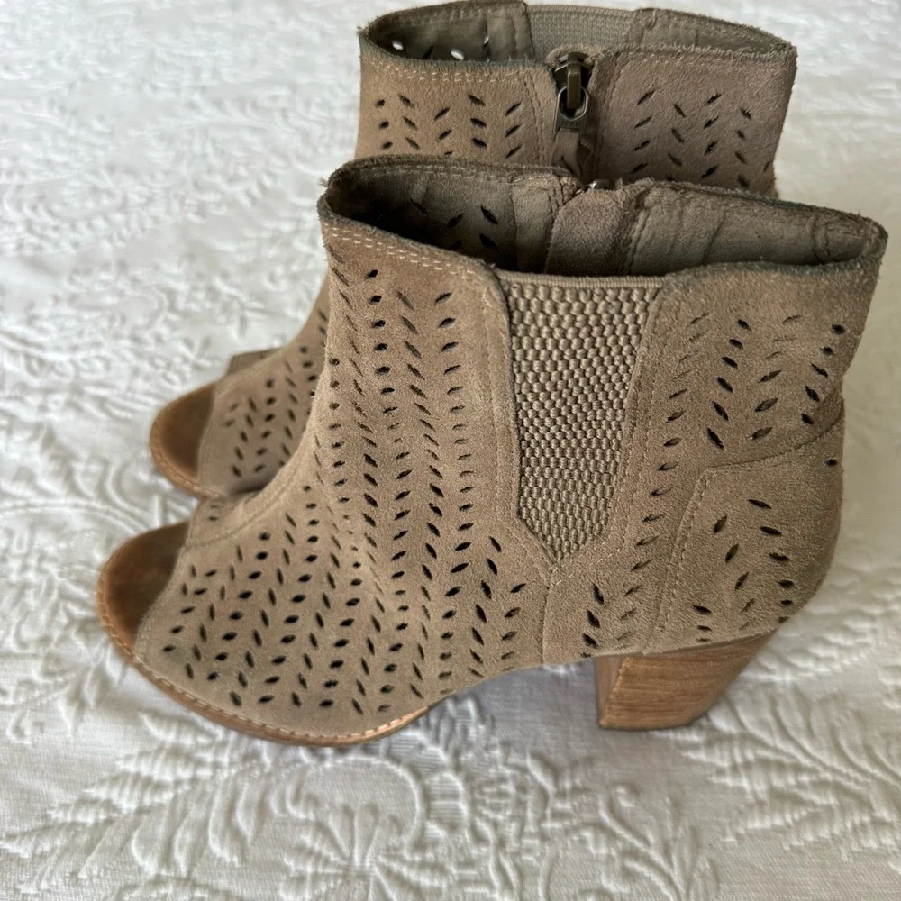 Toms Desert Perforated Taupe Peep Toe Ankle Booties size 9